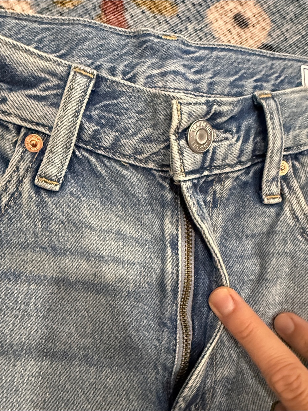 Gap • 8” distressed loose Bermuda mid rise denim short - Picture 3 of 8